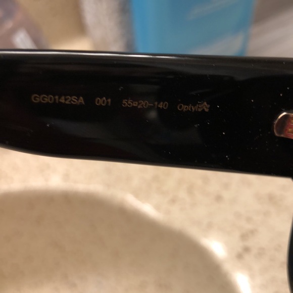 Authentic like new Oversized GUCCI! Sunglasses with case, cloth, and dust bag - Picture 7 of 12